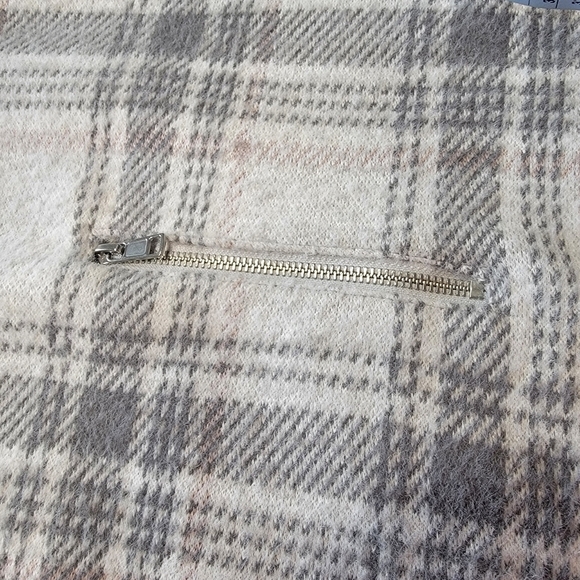 Maurices Size Unknown Gray White Plaid Winter Coat. Zipper Pockets. Button Front - Picture 10 of 11